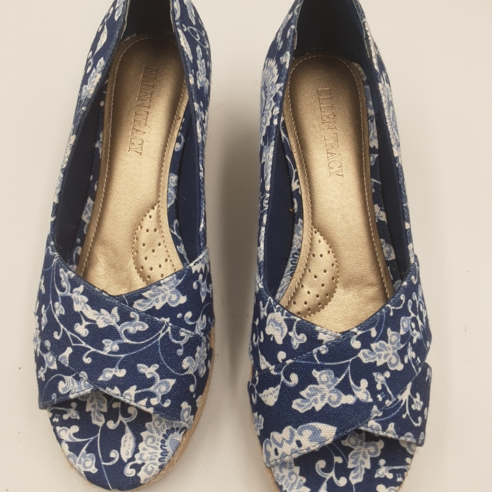Ellen Tracy open-top Wedge shoes size 8 1/2 blue and white floral.